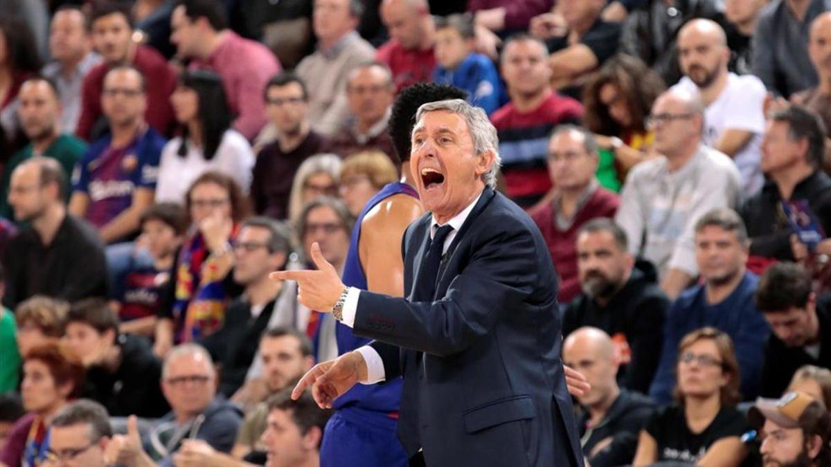 Pesic, dando instrucciones durante el partido