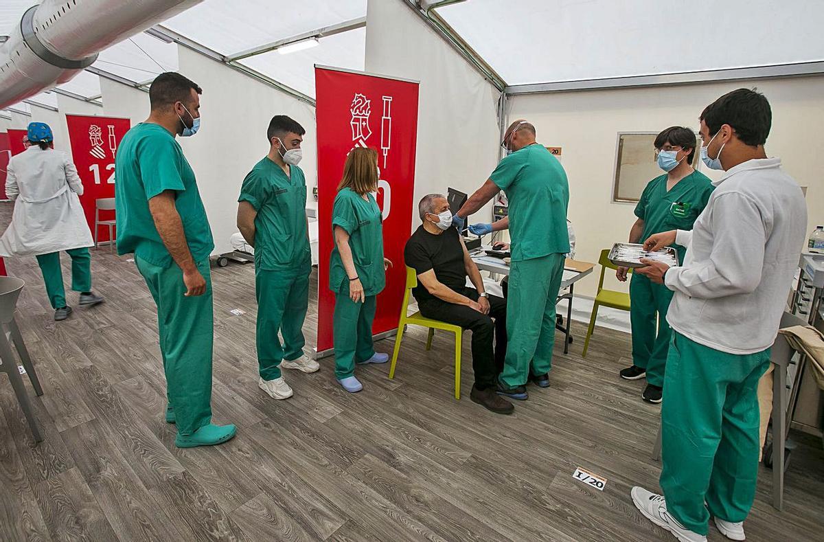La pandemia ha impulsado la contratación en el sector sanitario. | HÉCTOR FUENTES