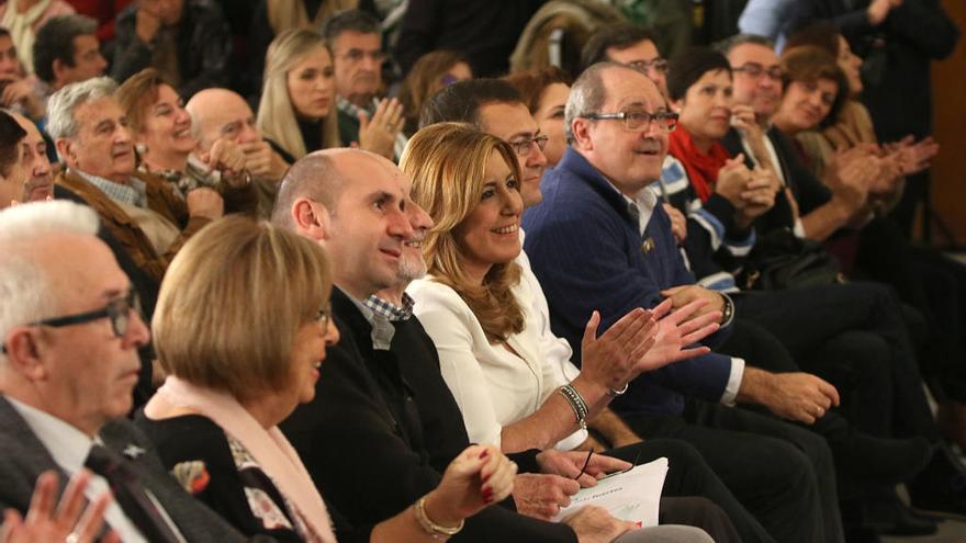 Maldonado, en primer plano, con otros dirigentes del PSOE. arciniega