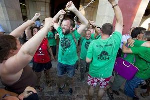 Carlos Macías, portaveu de la PAH, és ruixat amb cava a la sortida del Parlament, ahir després de l’aprovació de la ILP de la vivenda.