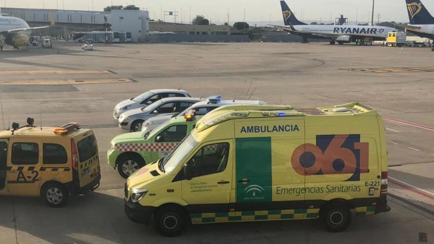 Imagen de la ambulancia que atendió a la aficionada de la UD en el aeropuerto de Sevilla.