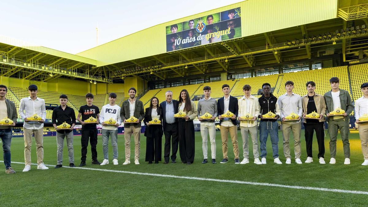 Los futbolistas del Villarreal que llevan 10 años en la entidad fueron reconocidos ayer por su década.
