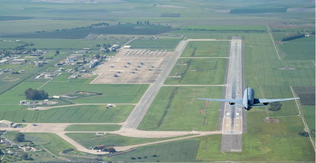 Un avión abastecedor de combustible KC46 norteamericano se aproxima la pista principal de la base sevillana de utilizacion conjunta de Morón tras un ejercicio en abril de 2022.