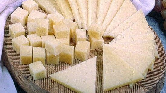 Una tabla de queso manchego