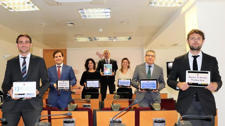 Fernando de la Cierva y su equipo posan en la Asamblea Regional