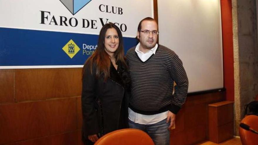 La escritora Dolores Redondo fue presentada por el periodista Rafa Valero.  // José Lores