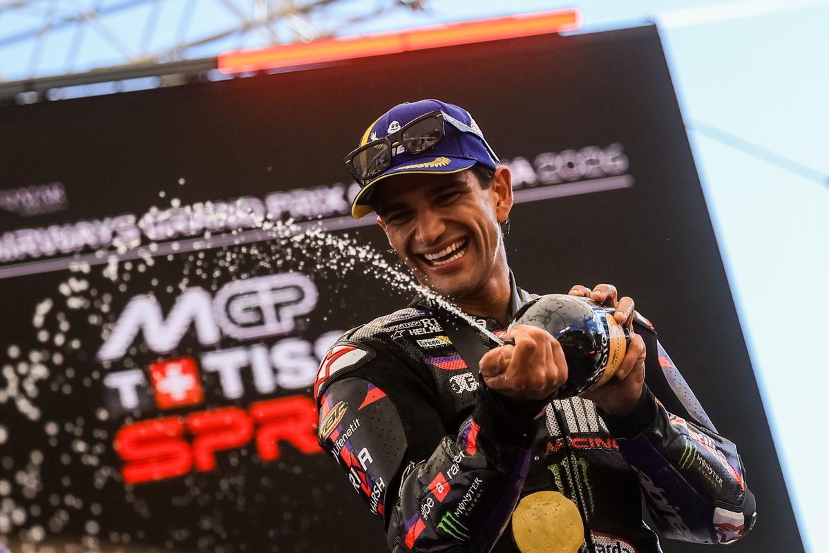 SPIELBERG (Austria), 19/09/2026.- Winner Spanish MotoGP rider Jorge Martin of Aprilia Racing celebrates on podium after the Sprint race for the Motorcycling Grand Prix of Austria at the Red Bull Ring race track in Spielberg, Austria, 19 September 2026. (Motociclismo) EFE/EPA/MARTIN DIVISEK
