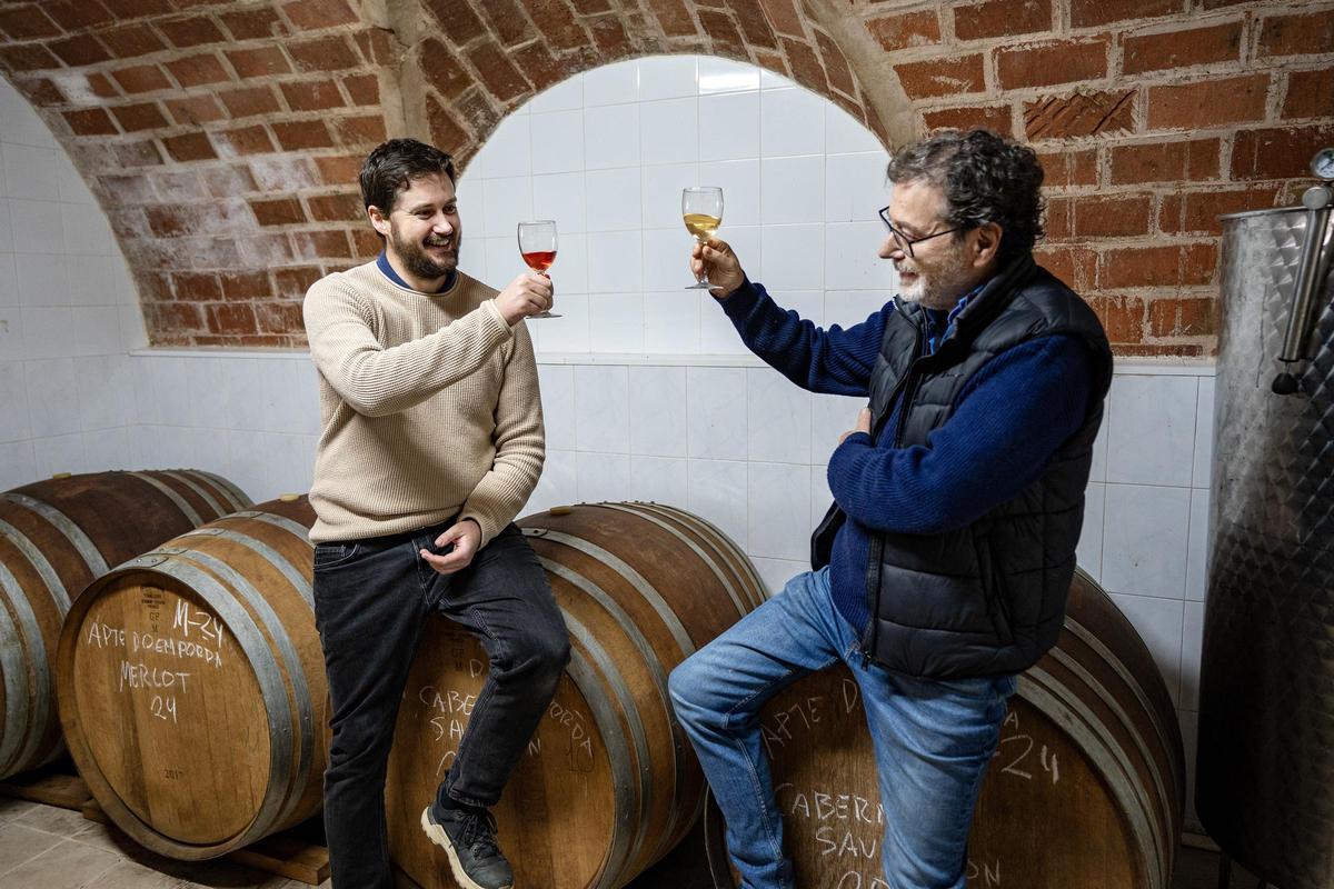 Gabriel Castelló i Joan Castelló gaudint dels seus vins en el celler familiar.
