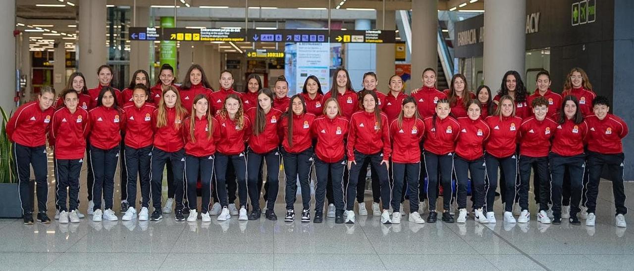 Las selecciones de Balears sub-17 y 15 femeninas de fútbol posan antes de partir hacia Murcia, donde han jugado este fin de semana.