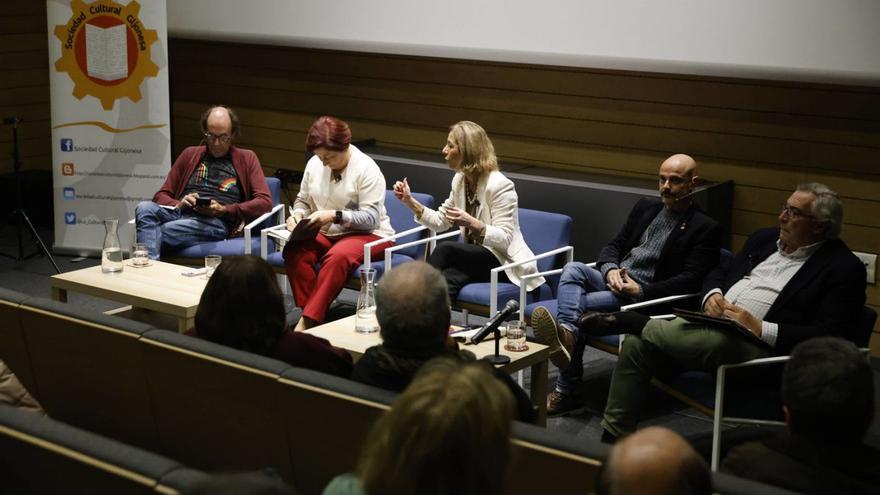 Por la izquierda, Mario Suárez del Fueyo, Carmen Moreno, Ángeles Fernández-Ahuja, Jorge Espina y Álvaro Muñiz, ayer en el debate organizado por la Sociedad Cultural Gijonesa en la antigua Escuela de Comercio.  | MARCOS LEÓN