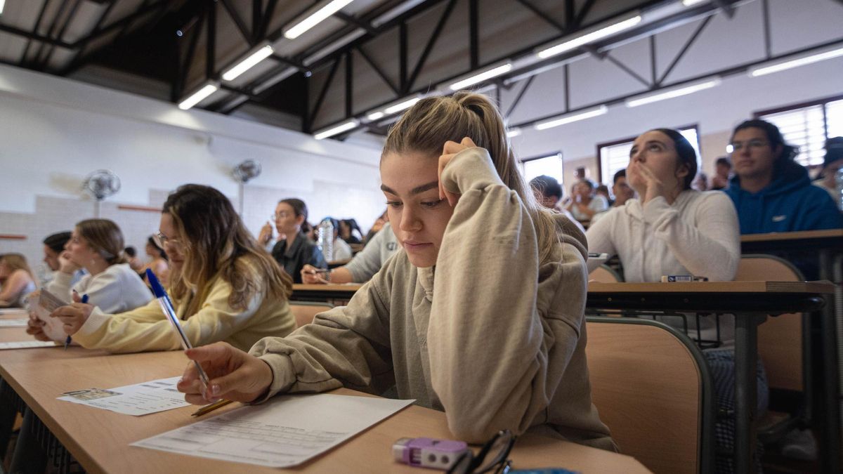 Alumnos en el primer examen de la PAU en junio, en La Laguna.