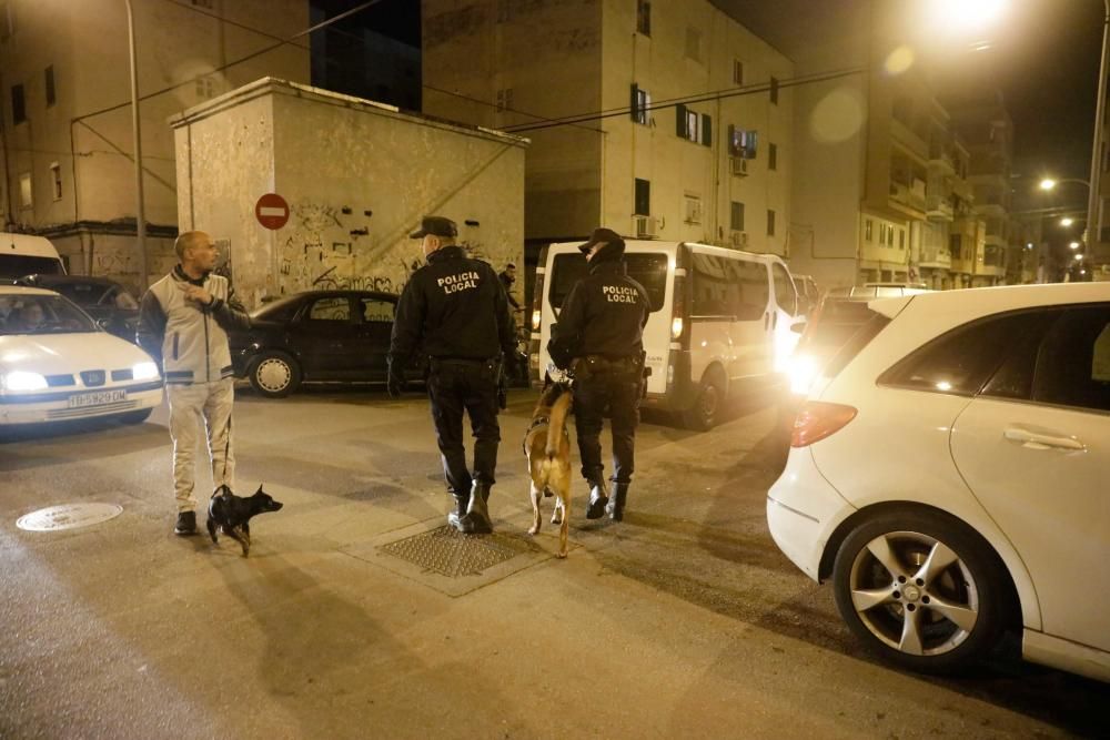 La Policía Local cierra Corea para retirar vehículos con irregularidades
