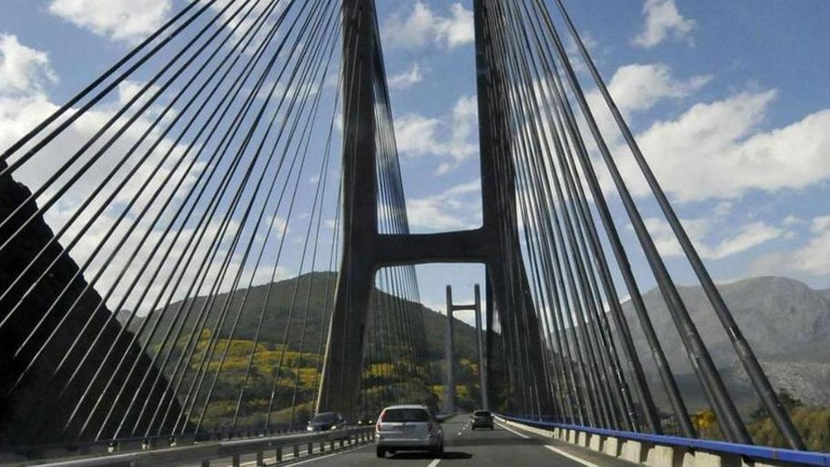 Puente de la autopista del Huerna sobre el embalse de Barrios de Luna.