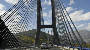 Puente de la autopista del Huerna sobre el embalse de Barrios de Luna.