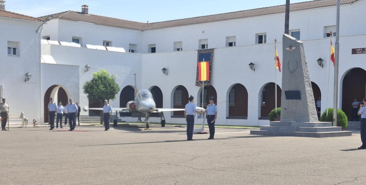 Momento de la entrega de diplomas a los alumnos del curso.