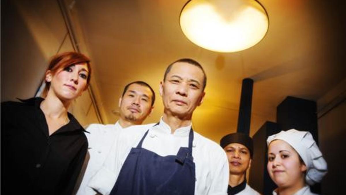 Shojiro Ochi y Toshi Suzuki, con el equipo de Somodó. Foto: Joan Cortadellas