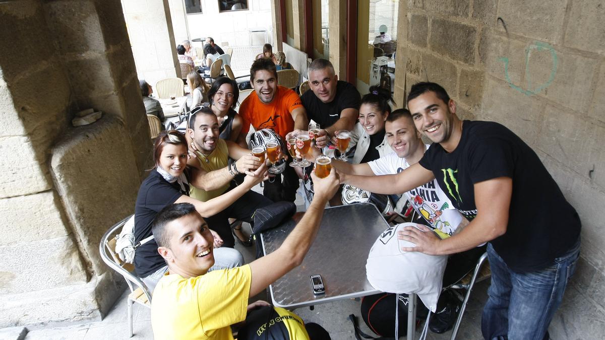 Ambiente previo a la celebración de la prueba de Moto GP en la plaza España, en una imagen de archivo.