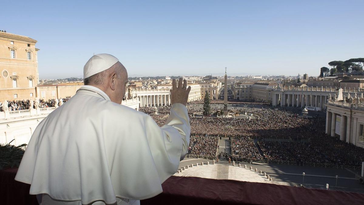 El Papa Francisco, en el balcón balcón de la logia central de la basílica de San Pedro