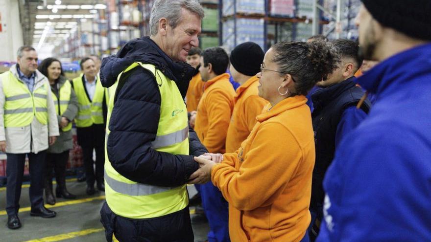 Alfonso Rueda saluda ayer a los trabajadores de Gadisa.