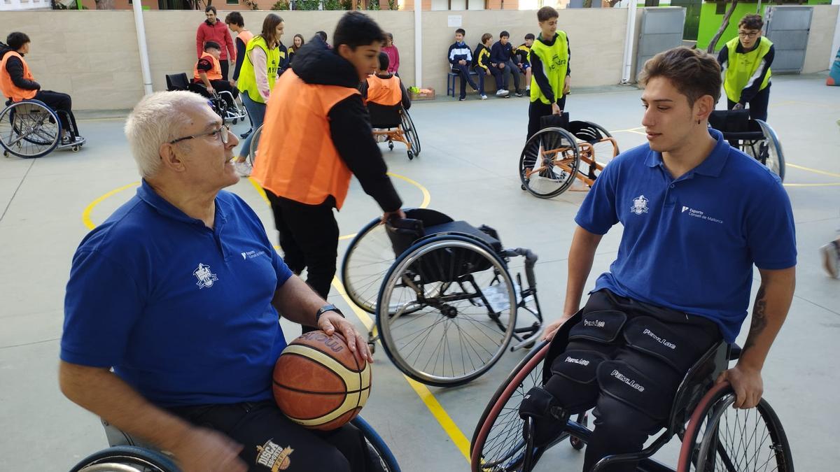 Los jugadores practicaron con los alumnos el baloncesto en silla de ruedas.