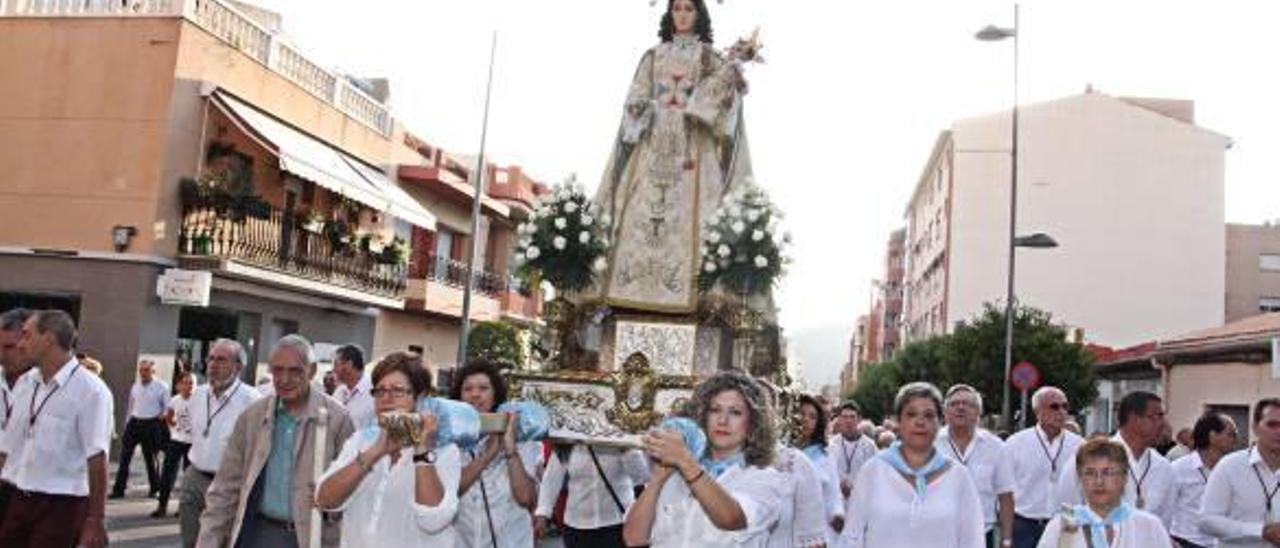 Romería de la imagen peregrina de la Virgen del Remedio a la iglesia de la Santa Cruz.