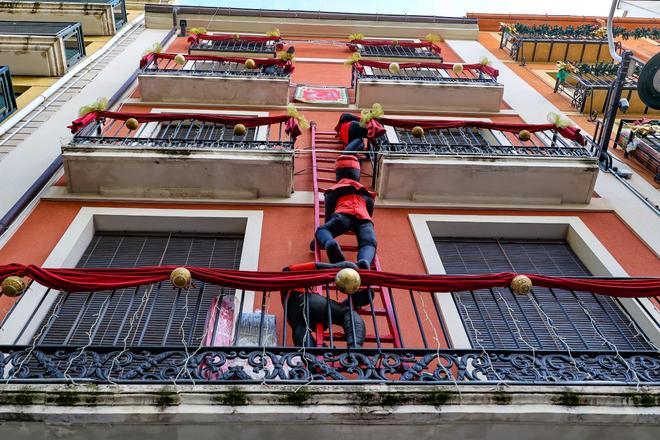 Los pajes negros decoran las fachadas de Alcoy