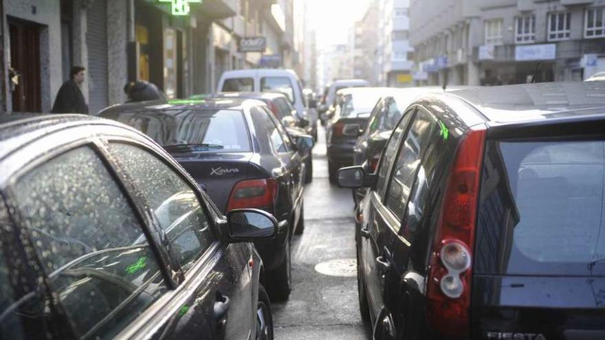 Doble fila en el entorno de la plaza de As Conchiñas.