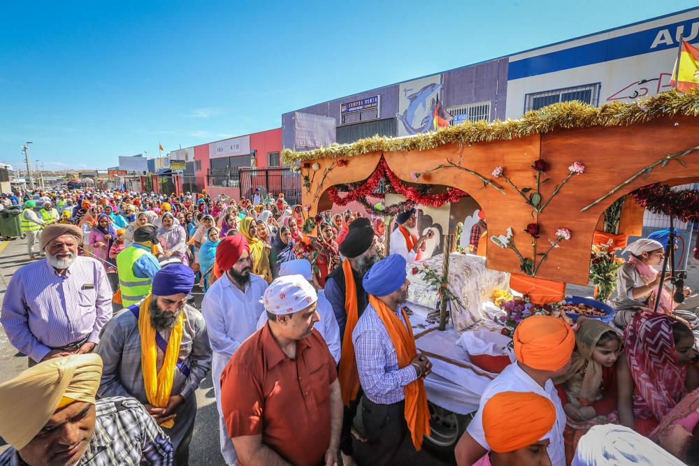 La comunidad Sikh recorre Torrevieja en un colorid