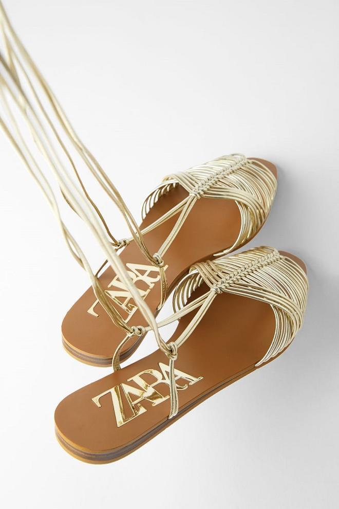Las sandalias cangrejeras color oro, de Zara