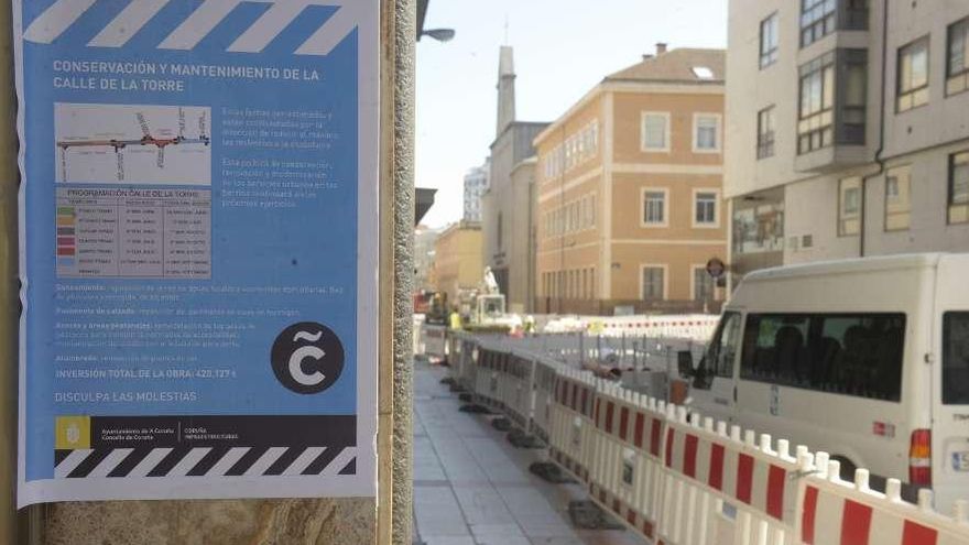 Uno de los carteles que el Concello pegó ayer para informar de las obras de la calle de la Torre. víctor echave