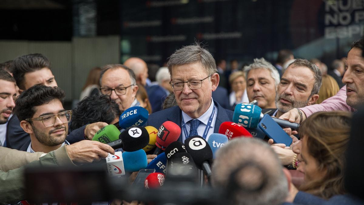 Ximo Puig atendiendo a los medios de comunicación antes del comienzo del acto.