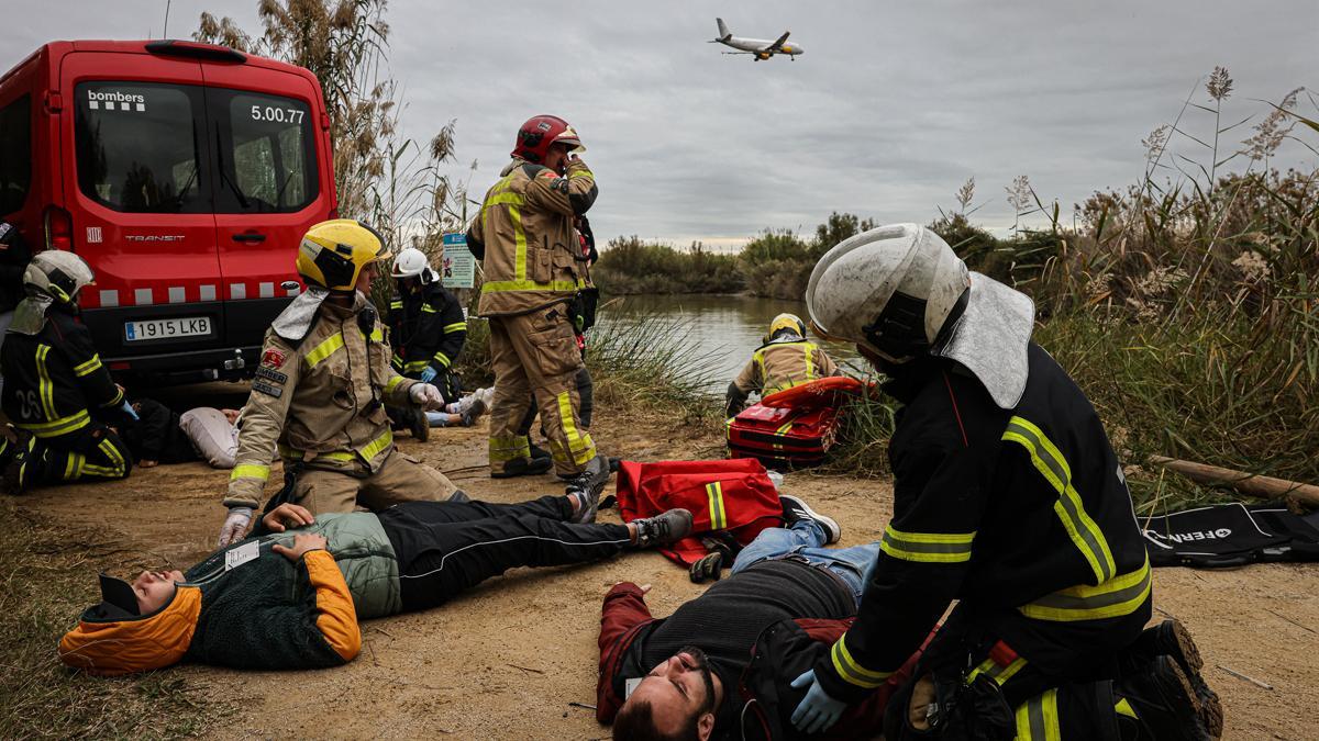 El aeropuerto de El Prat hace el primer simulacro de accidente aéreo en zona de humedales