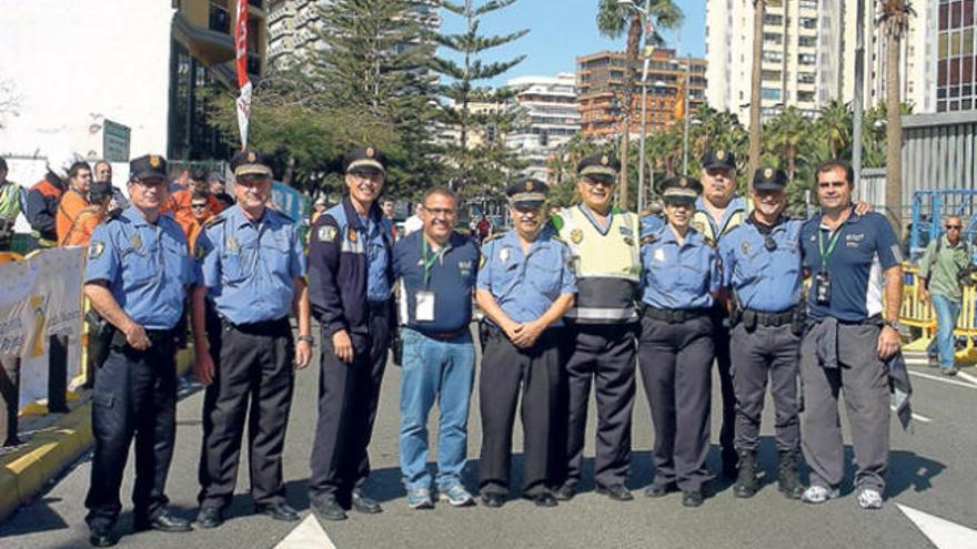 El papel de  la Policía Local es clave en el buen desarrollo de las pruebas atléticas urbanas, como en el Gran Canaria Maratón, a la que pertenece esta imagen del pasado enero de 2013. | lp/dlp