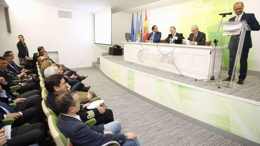 Julio González Zapico, Isaac Pola y Luis Noguera, sentados; de pie, Heriberto Menéndez, ayer, en la presentación del nuevo pleno de la Cámara de Comercio de Avilés.
