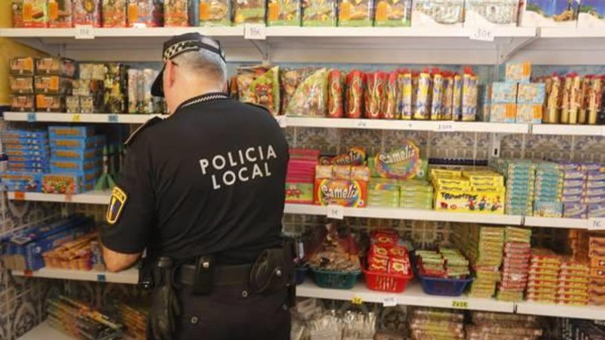 La Policía Local registra los bazares para detener la venta ilegal de pólvora
