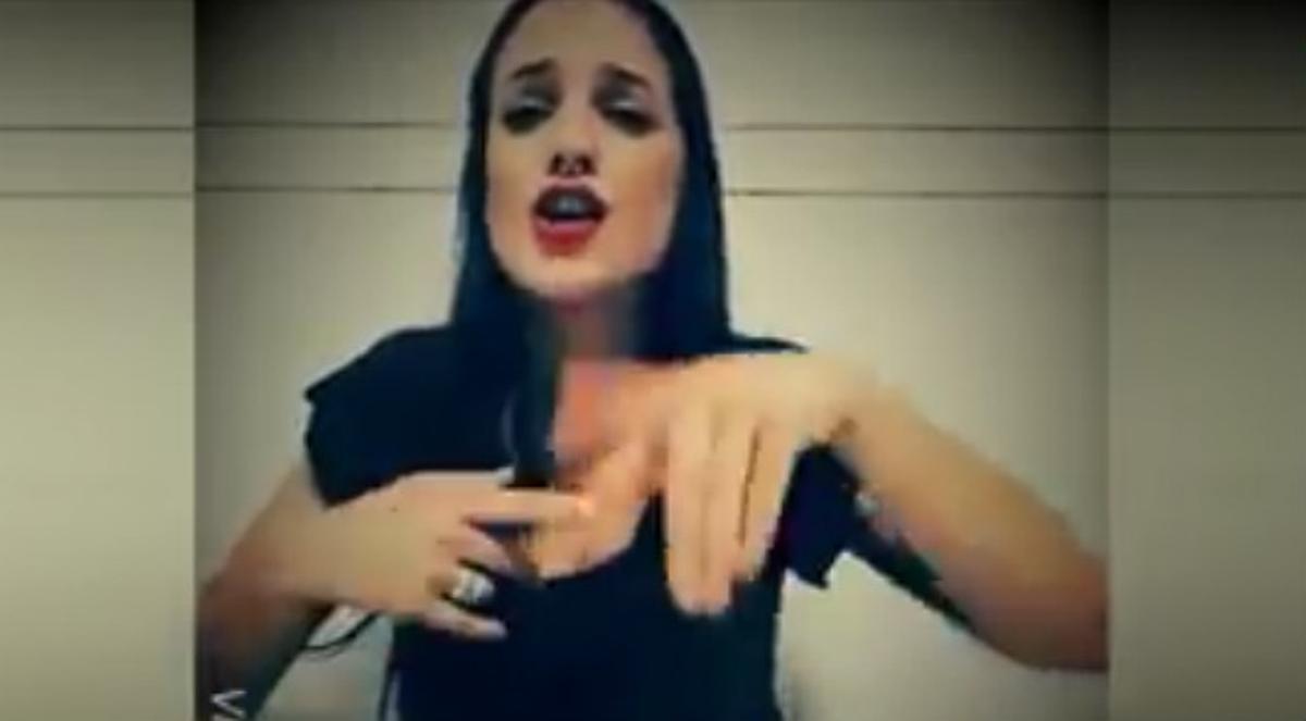 Raquel Sempere interpreta amb les ’ales de les seves mans’ el ’Ya no’ de Manuel Carrasco.