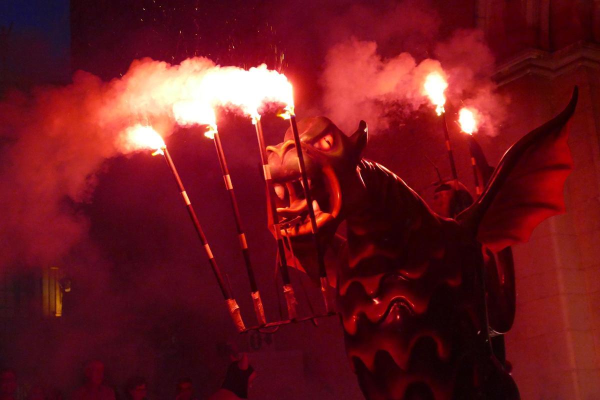 EN IMATGES | L'Encesa del Drac atrau desenes de persones per celebrar la revetlla de Sant Pere a Figueres