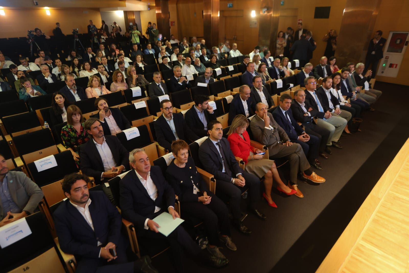 Llegada de los asistentes a la segunda edición del Foro de Energía en la Comunitat Valenciana