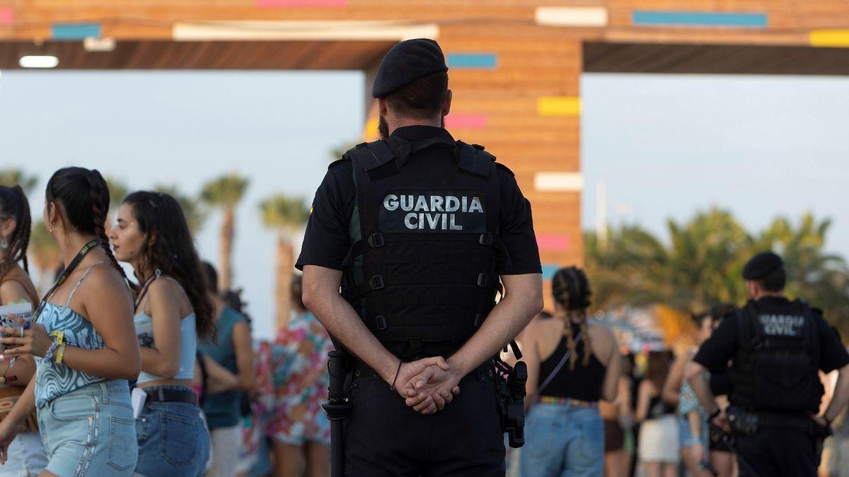 Un agente de la Guardia Civil, vigilante en la última edición del Festival Arenal Sound en Burriana. EFE/ DOMÉNECH CASTELLÓ