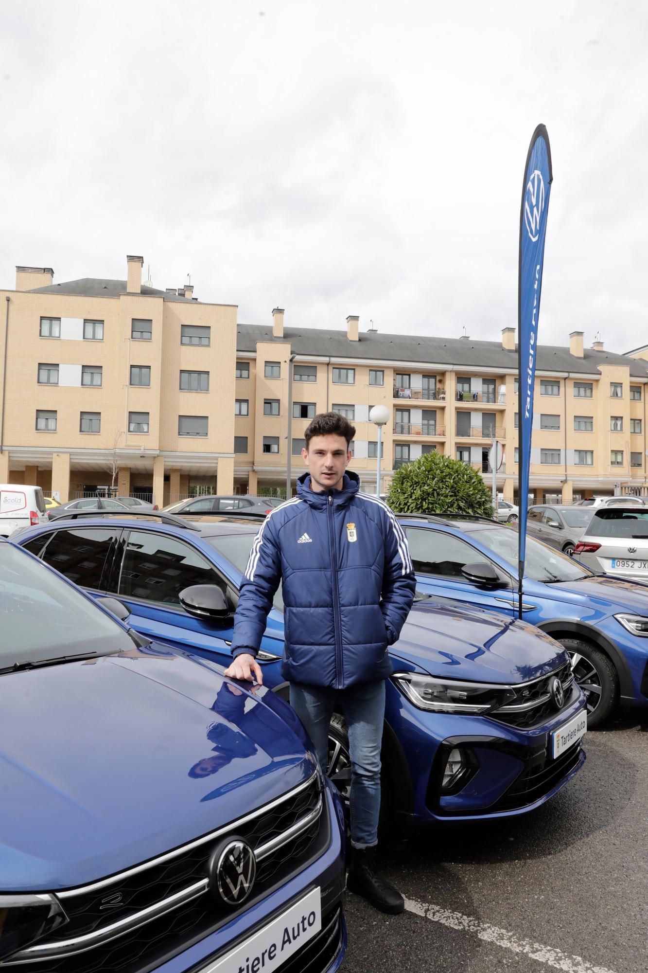 EN IMÁGENES: los jugadores del Oviedo recogen sus coches