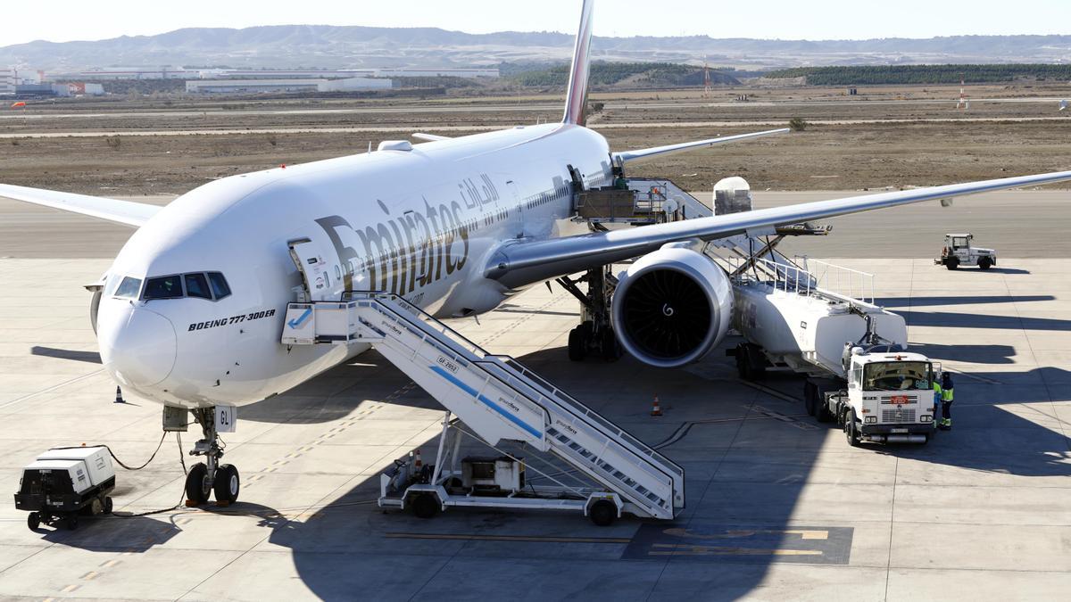 Labores de carga en un avión estacionado en el aeropuerto de Zaragoza.