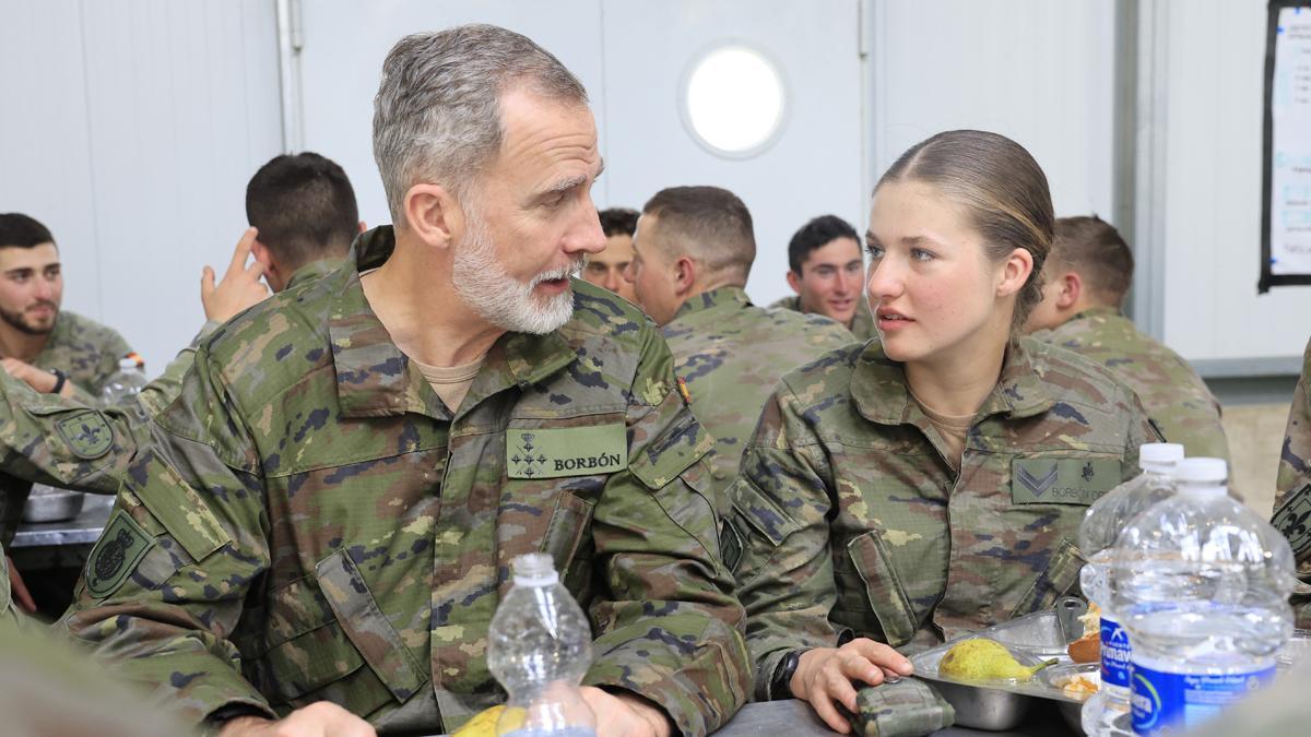 El rey Felipe VI y la infanta Leonor de Boerbón, en las maniobras de los alumnos de la Academia General Militar en el Centro Nacional de Adiestramiento de San Gregorio