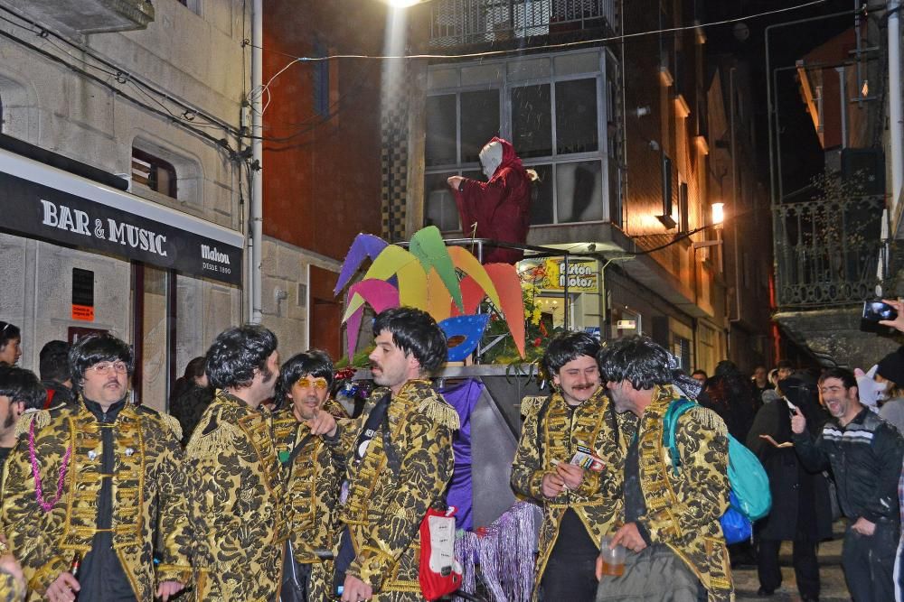 Participantes en el desfile del Momo en Cangas.