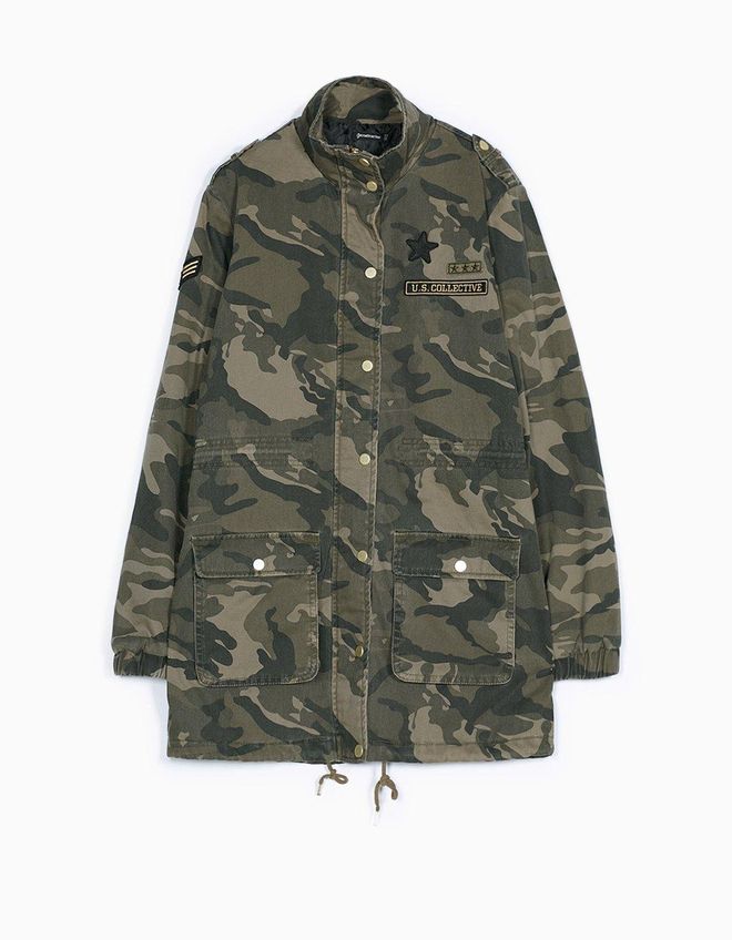 'Mid season' Stradivarius: parka camuflaje