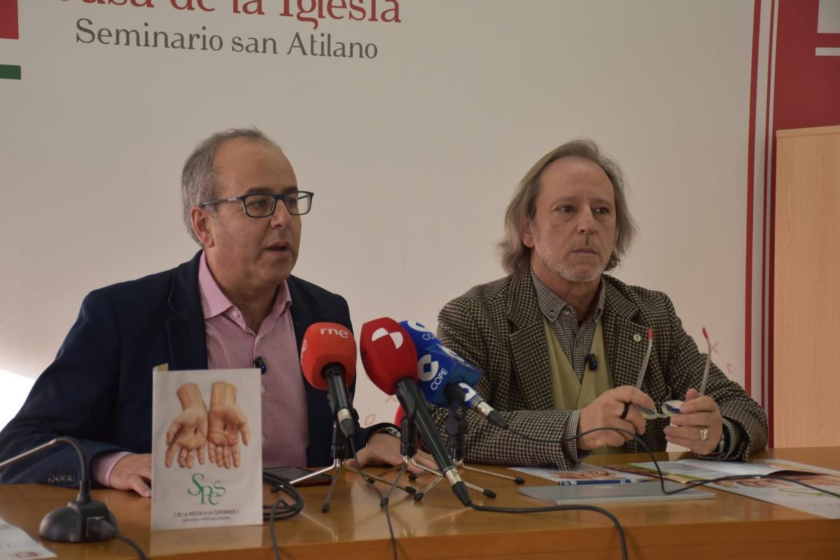 A la derecha, el poeta Jesús Losada.