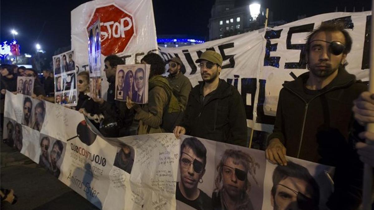 Manifestación en la plaza de Catalunya para pedir la prohibición del uso de las pelotas de goma, el 22 de noviembre.