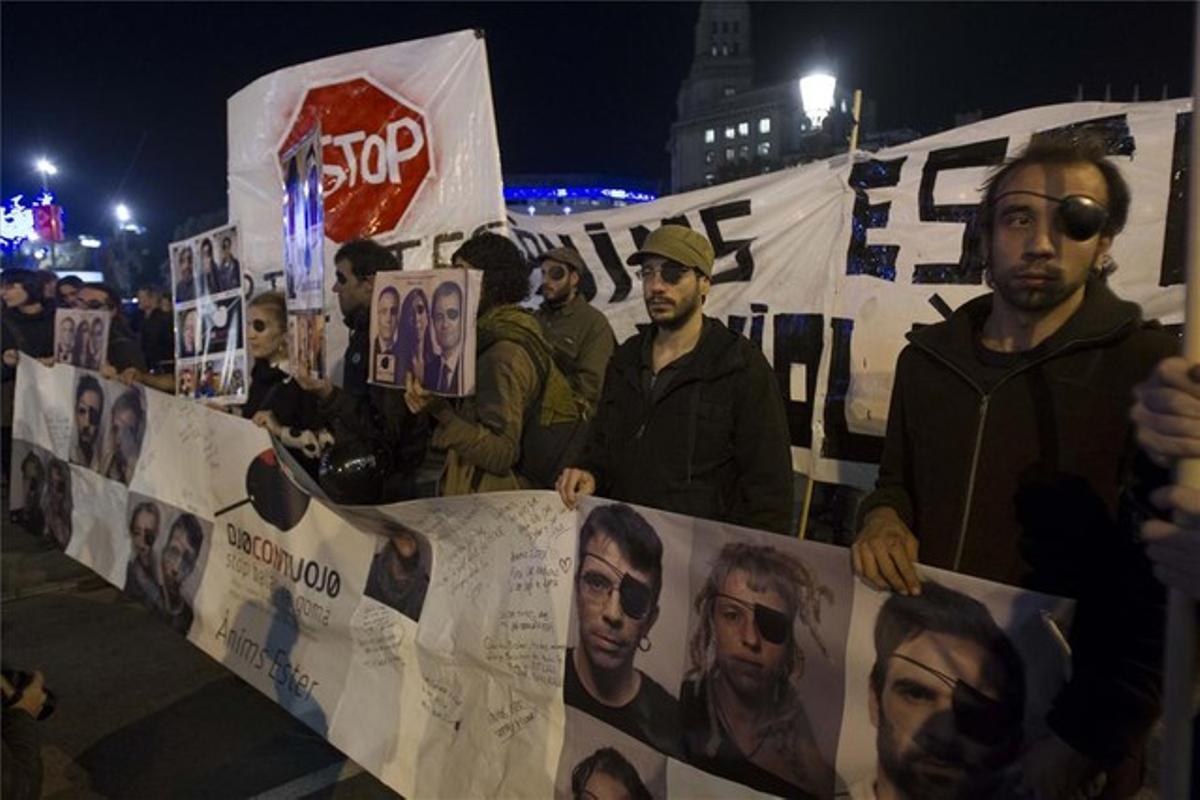 Manifestación en la plaza de Catalunya para pedir la prohibición del uso de las pelotas de goma, el 22 de noviembre. Manifestación en la plaza de Catalunya para pedir la prohibición del uso de las pelotas de goma, el 22 de noviembre.