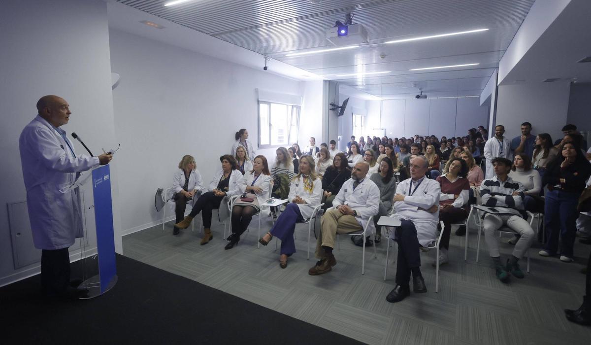 Manuel Tejeda, responsable de Formación de Manises, recibe a los futuros residentes en la jornada de puertas abiertas.