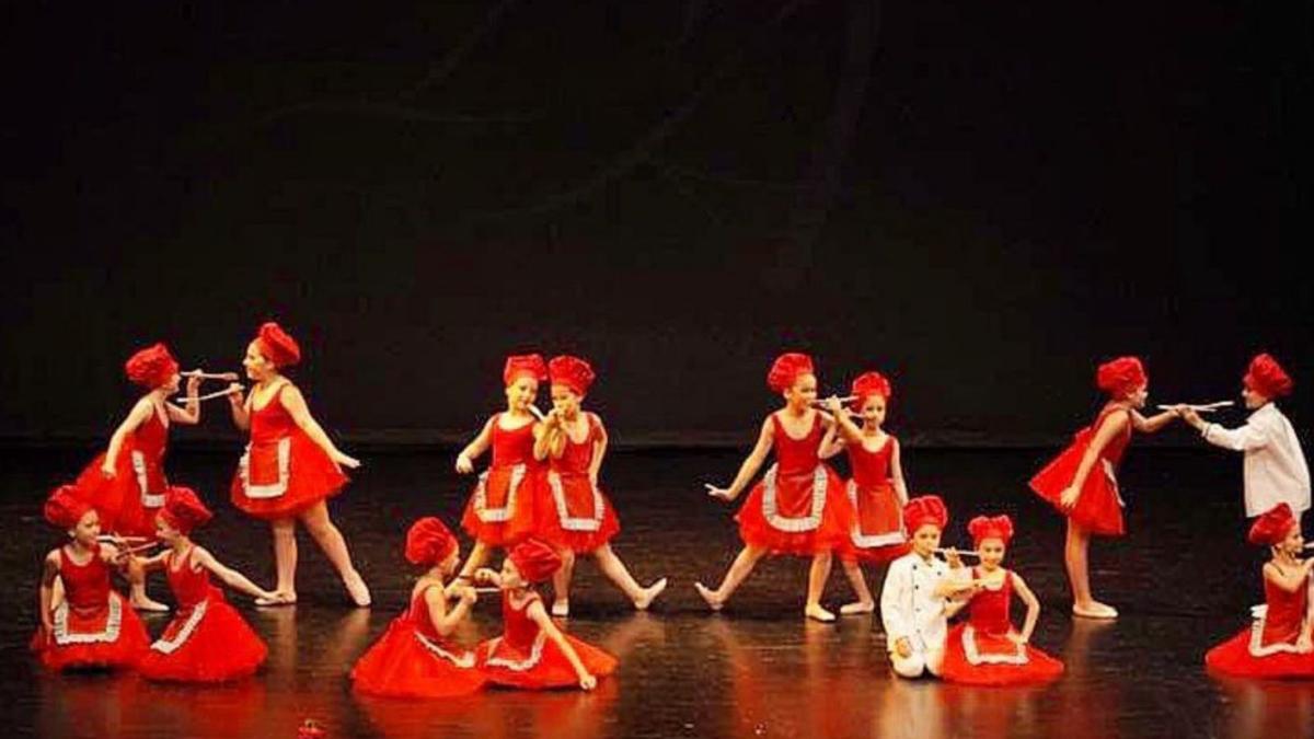 Joven alumnado de Danzasturias en una gala de la danza anterior.