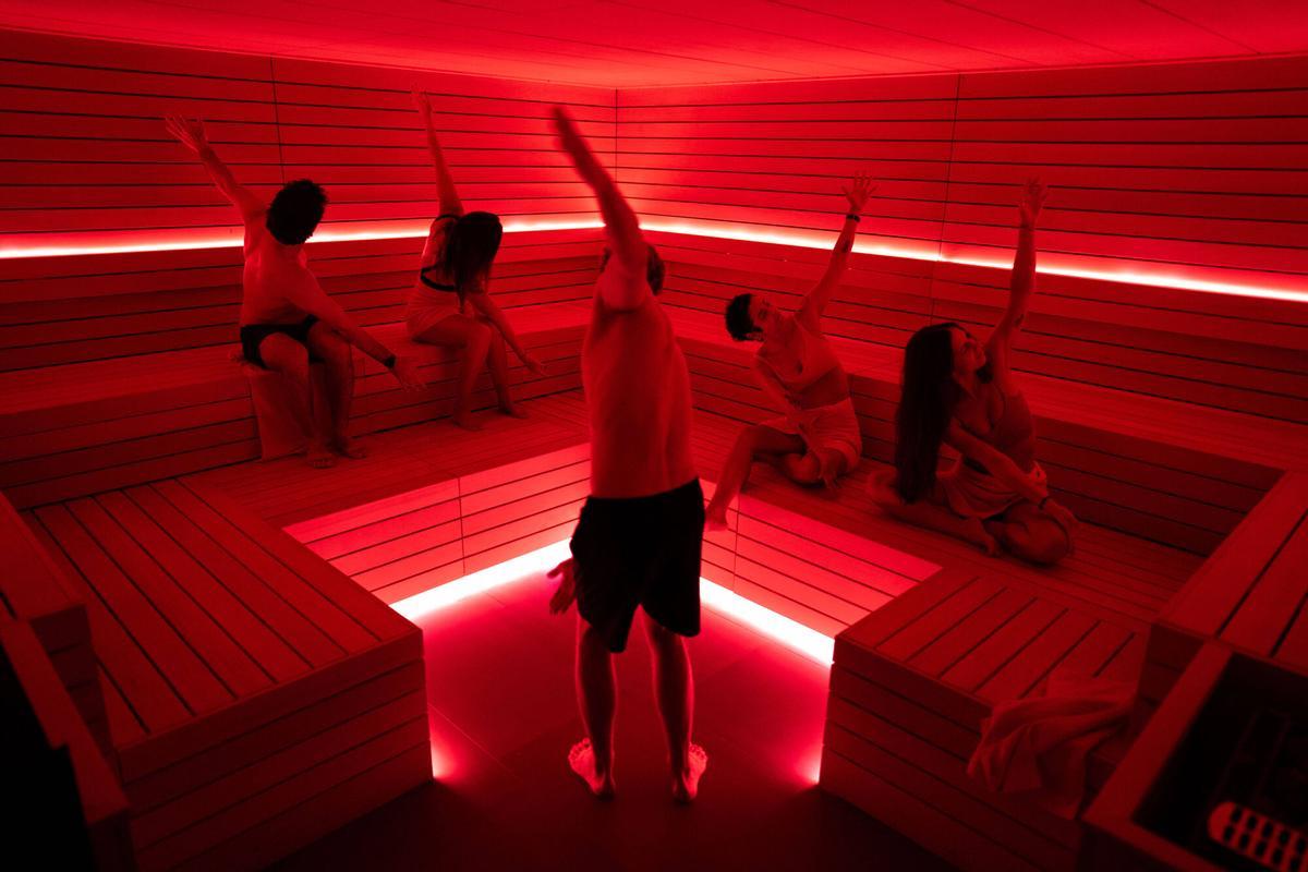 Jake Wright dirige una clase en la nueva sauna más grande de Barcelona, en Ilo Studios.